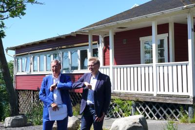Pether Fredholm, vd på JSB Construction AB och Per-Ola Mattson, ordförande i stiftelsen för Oscar Lundgrens Väggafonder gör en "corona-handskakning" efter att avtalet är undertecknat.