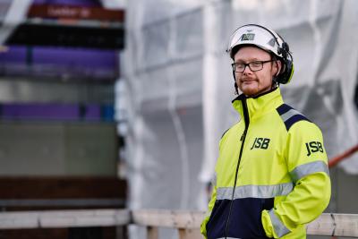 Vad gör man när ens arbetsliv plötsligt ställs på spel? Joakim Andersson befann sig inför en utmaning när läkarna diagnostiserade honom med vibrationsskador i båda händerna. Men istället för att ge upp hittade han en oväntad väg framåt på JSB.
