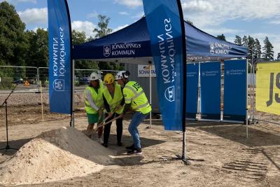 Den 22 augusti sattes spaden i marken för byggnationen av Bottnaryds nya skola och sporthall. Ceremonin hölls i strålande solsken med en stor och viktig publik bestående av lärare och skolbarn som alla ville vara med och uppleva startskottet av sin n