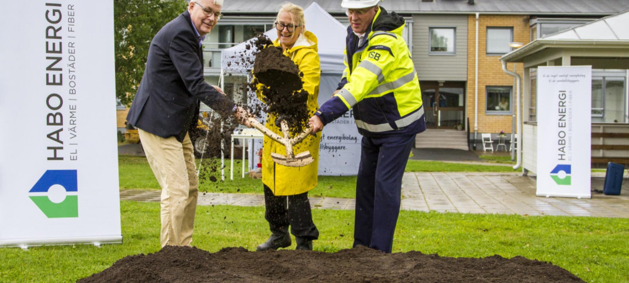 Idag sattes spaden i marken för den nya generationen av Allmännyttans kombohus. Först ut är Habo Bostäder som tillsammans med JSB Construction AB bygger huset Bo Punkt i fem våningar. Foto: Marcus Vilson