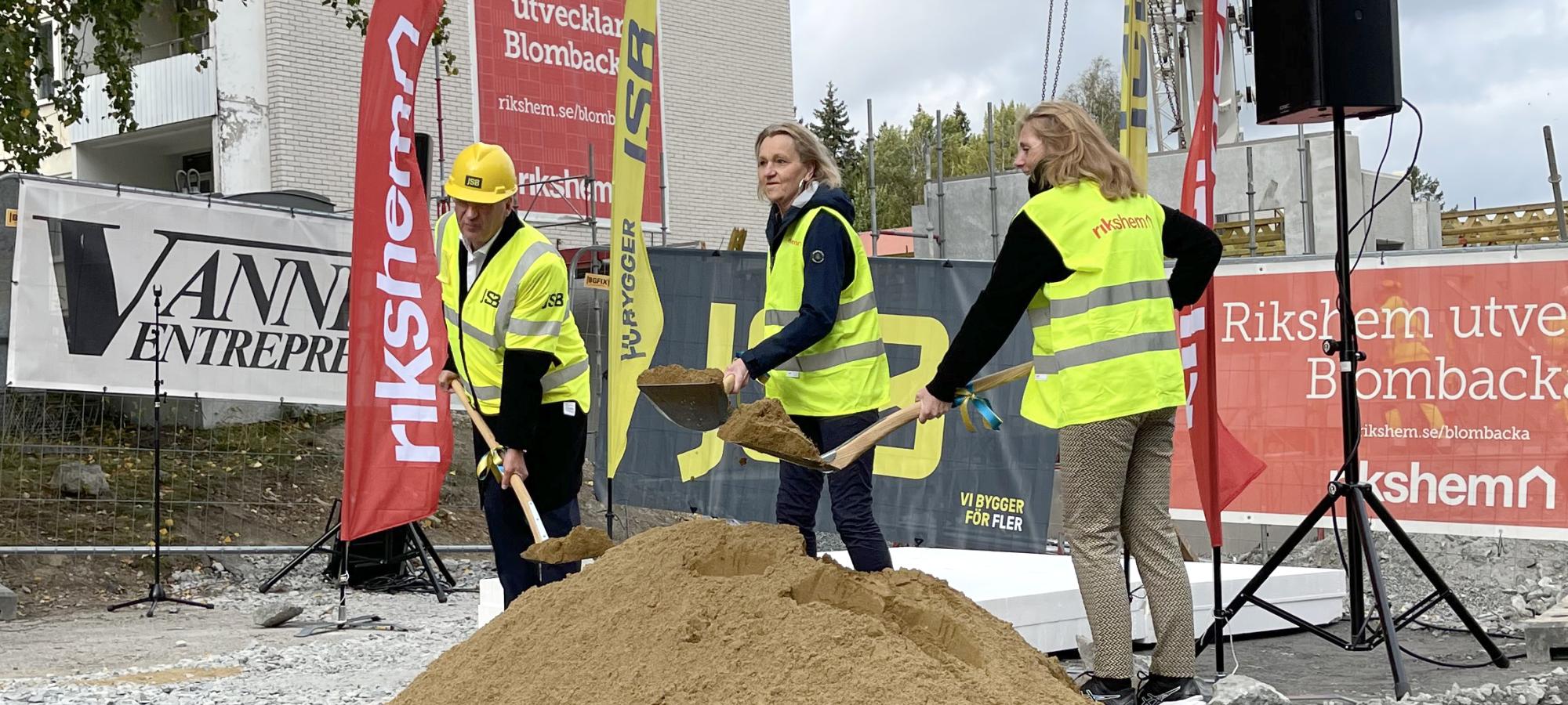 Spadtaget för Kvarteret Norra bro i västra Blombacka, Södertälje tog av Pether Fredholm, VD för JSB, Boel Godner, Kommunalråd Södertälje och Annette Frumerie, vd för Rikshem