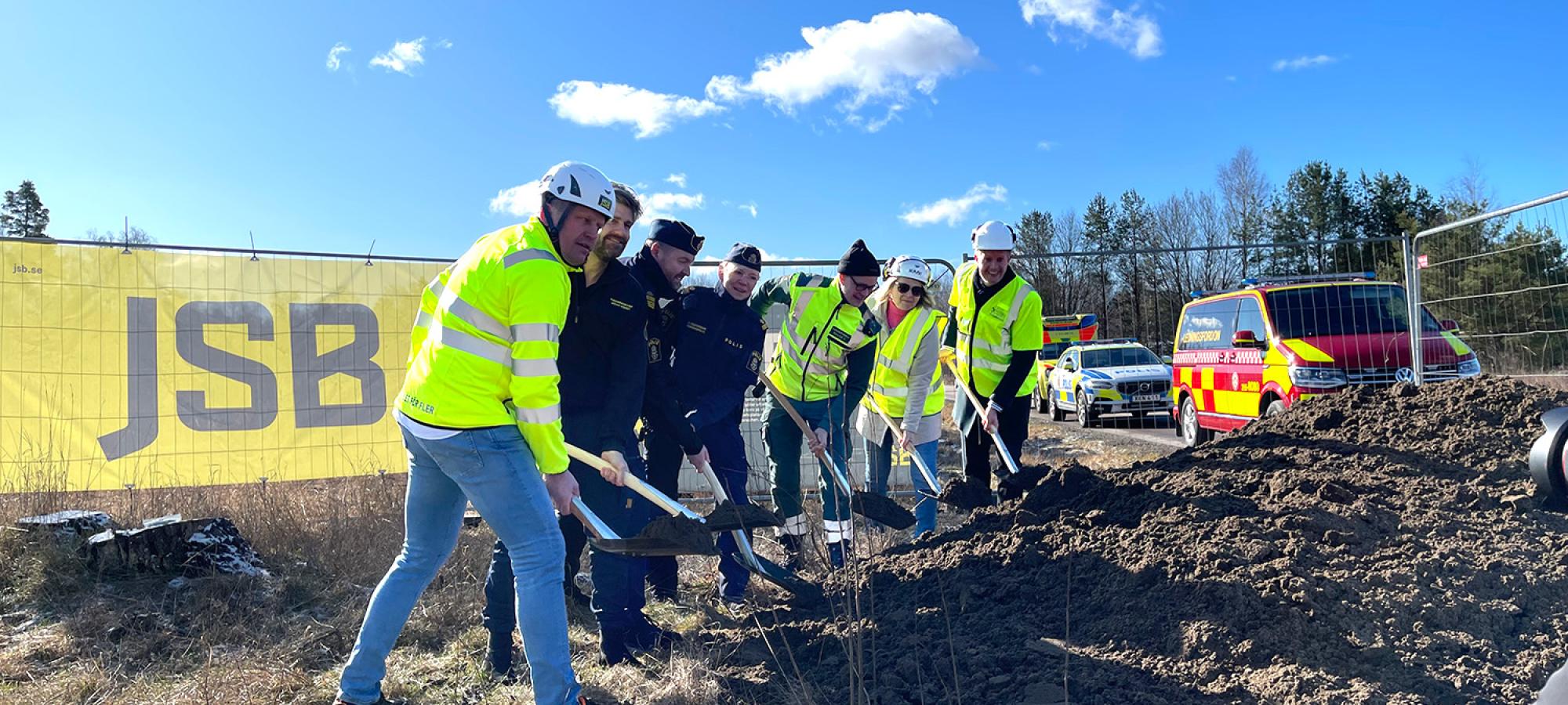 Måndagen den 27 mars sattes spaden i marken för Osby kommuns nya Blåljushus innehållande verksamhetslokaler för Ambulans, Polis och Räddningstjänst. JSB Construction AB står som totalentreprenör för projektet och beställare är Osby kommun.