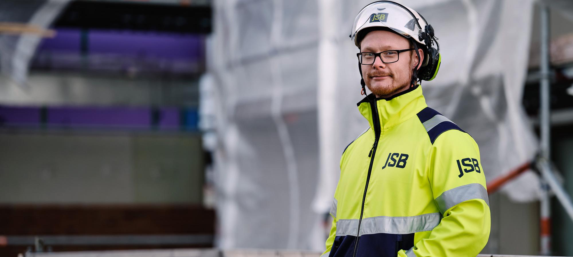 Vad gör man när ens arbetsliv plötsligt ställs på spel? Joakim Andersson befann sig inför en utmaning när läkarna diagnostiserade honom med vibrationsskador i båda händerna. Men istället för att ge upp hittade han en oväntad väg framåt på JSB.