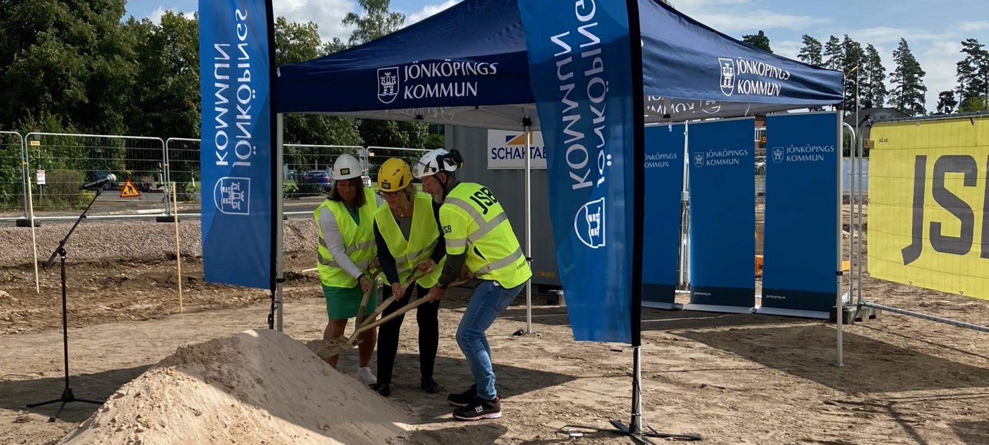 Den 22 augusti sattes spaden i marken för byggnationen av Bottnaryds nya skola och sporthall. Ceremonin hölls i strålande solsken med en stor och viktig publik bestående av lärare och skolbarn som alla ville vara med och uppleva startskottet av sin n