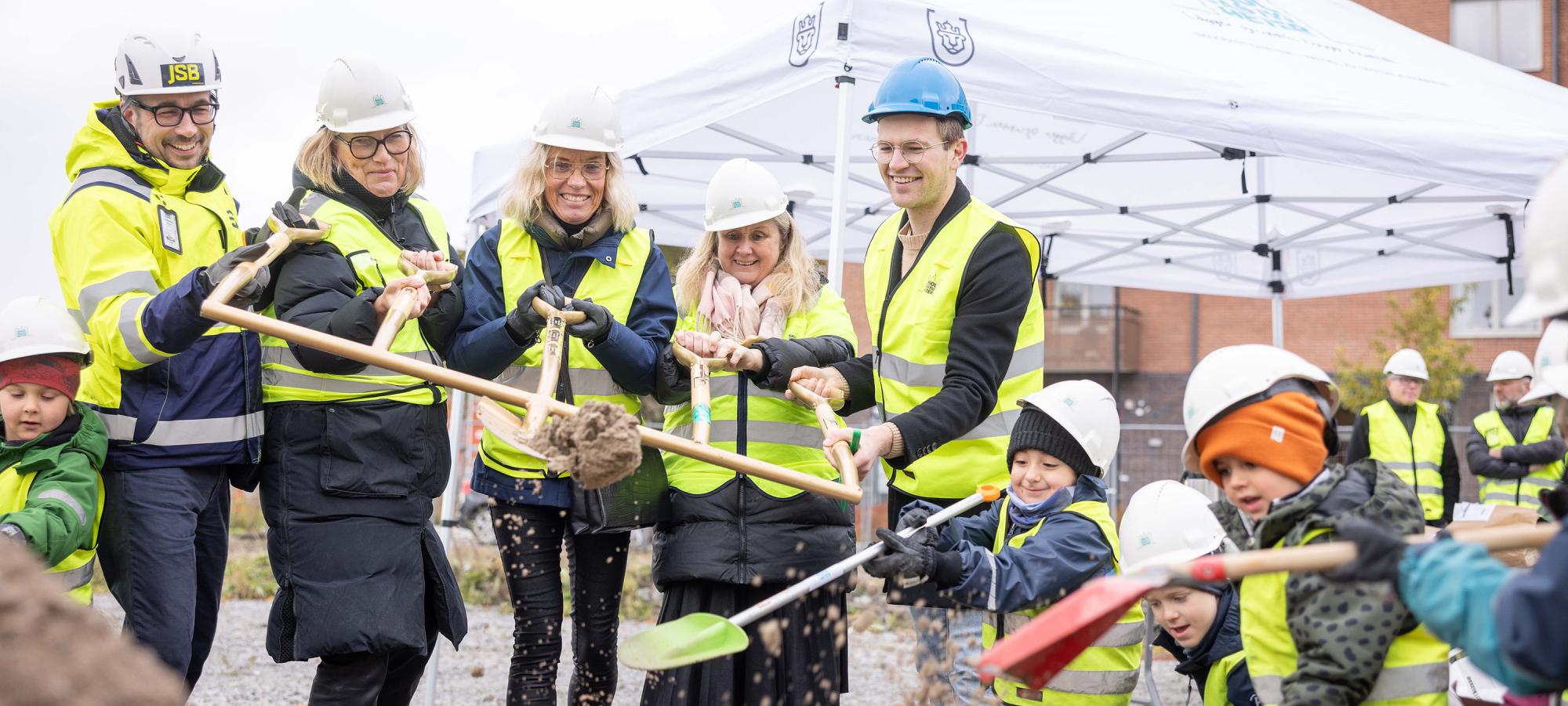 Hög energi när det första spadtaget togs på skyttelns förskola av JSB Construction AB, Uppsala Kommun Skolfastigheter AB tillsammans med lokalpolitiker och med hjälp av förskolebarn. Foto: Lilla produktionsbolaget